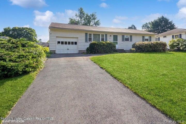 18 Spring Lake Drive Dr, Kingston, New York image 1