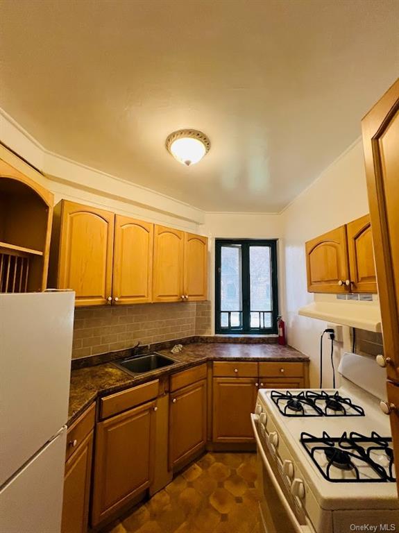 Property for Sale at 1946 East Tremont Avenue 5A, Bronx, New York - Bedrooms: 2 
Bathrooms: 1 
Rooms: 4  - $280,000