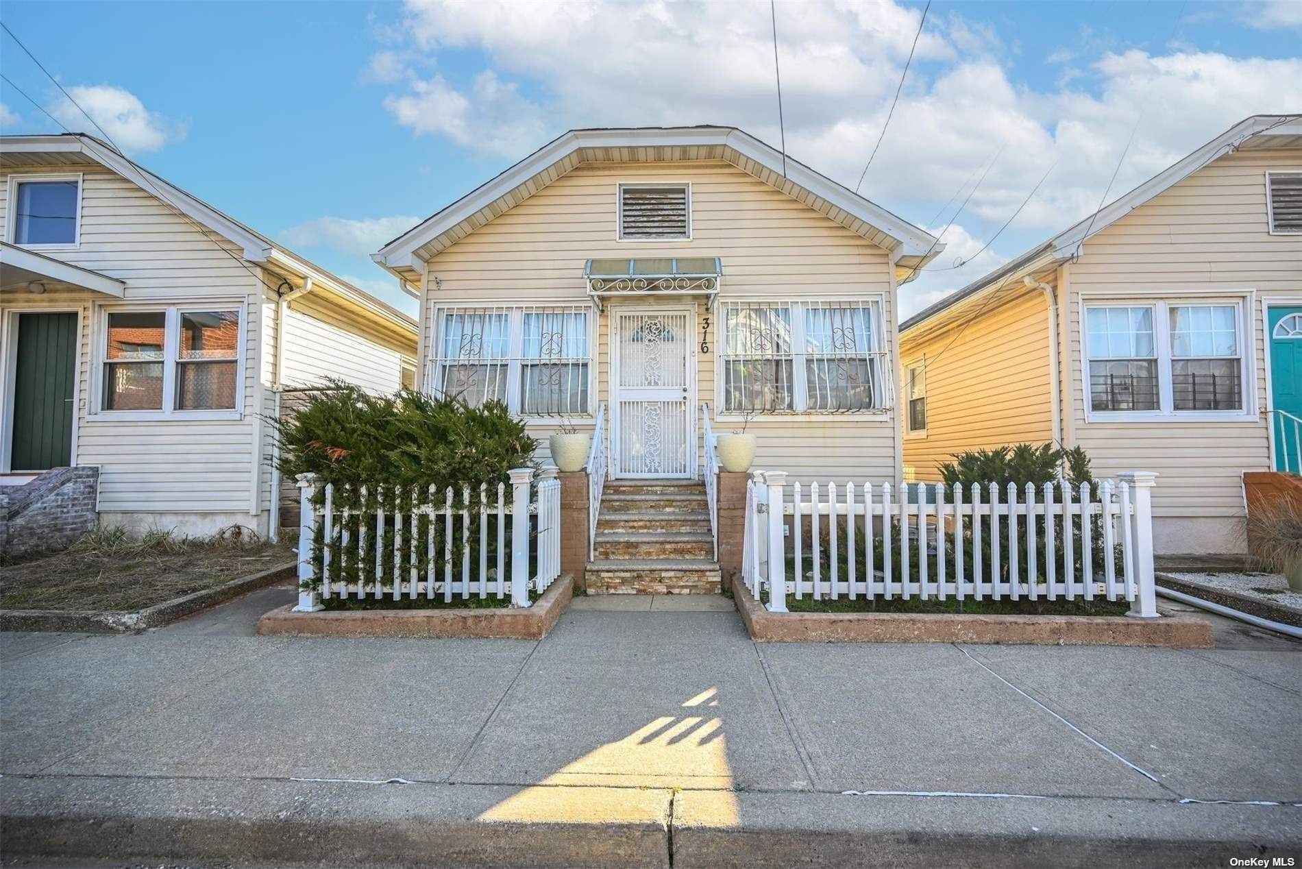 316 Beach 74th Street, Arverne, Queens, NY - 3 Bedrooms  
1 Bathrooms  
8 Rooms - 