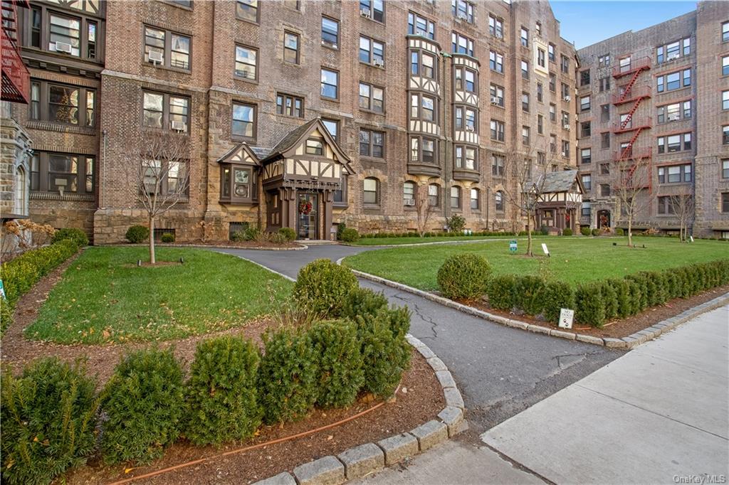 Rental Property at 250 Martine Avenue 3F, White Plains, New York - Bedrooms: 4 
Bathrooms: 2 
Rooms: 7  - $4,116 MO.