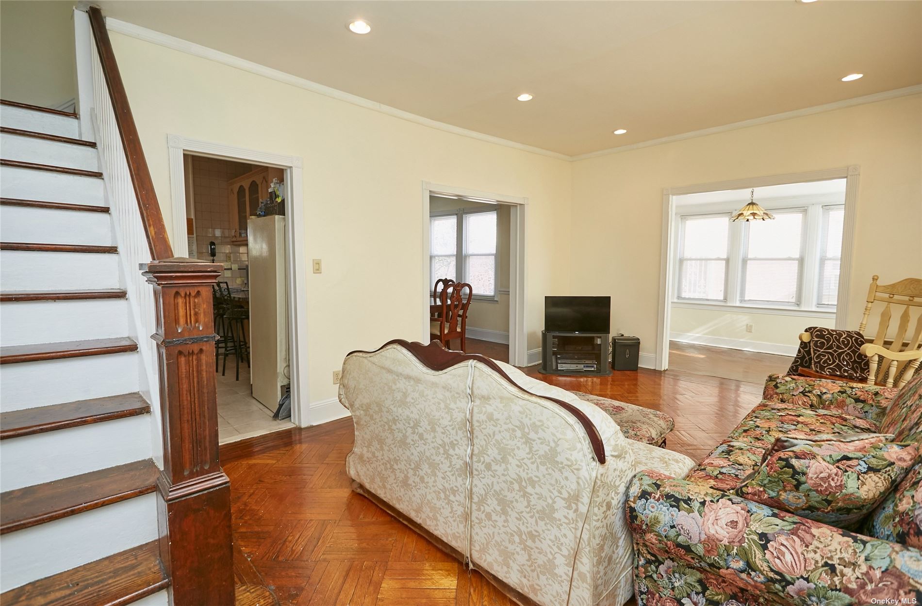 Photo 6 of 24 of 190-53 111th Road house