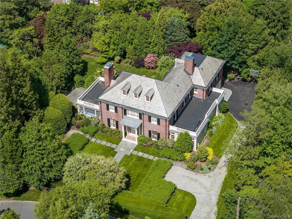 11 Westway, Bronxville, New York - 5 Bedrooms  
5.5 Bathrooms  
11 Rooms - 