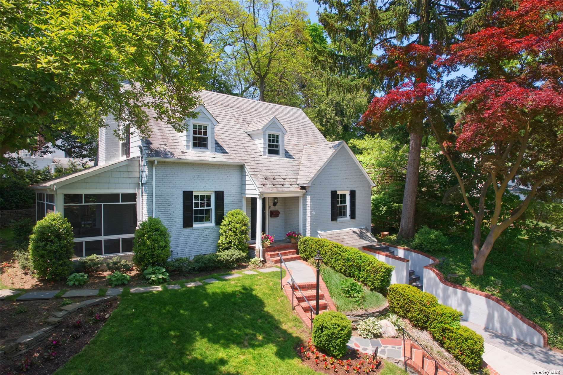Photo 1 of 21 of 75 Manhasset Woods Road house