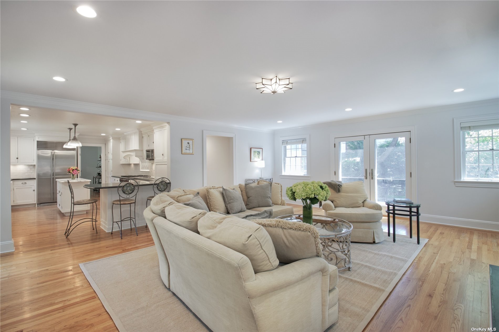 Photo 3 of 21 of 75 Manhasset Woods Road house