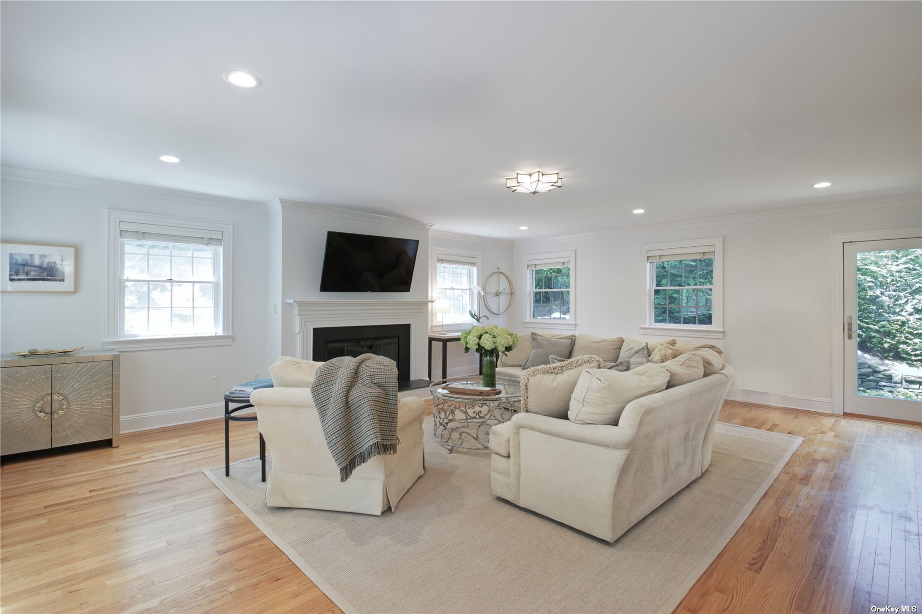 Photo 4 of 21 of 75 Manhasset Woods Road house