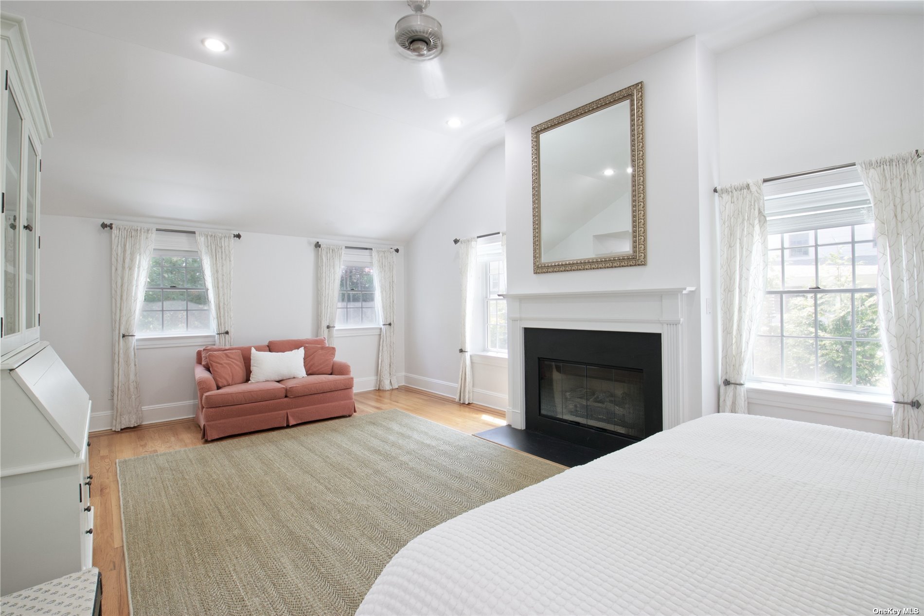 Photo 13 of 21 of 75 Manhasset Woods Road house