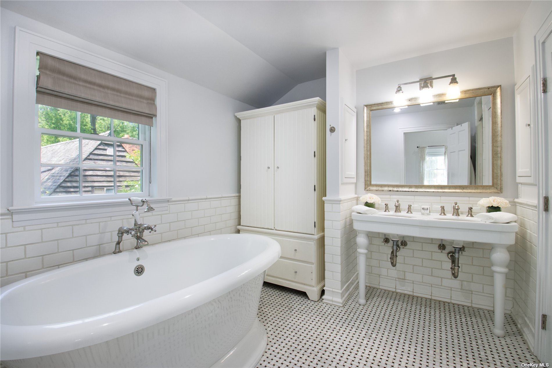 Photo 16 of 21 of 75 Manhasset Woods Road house