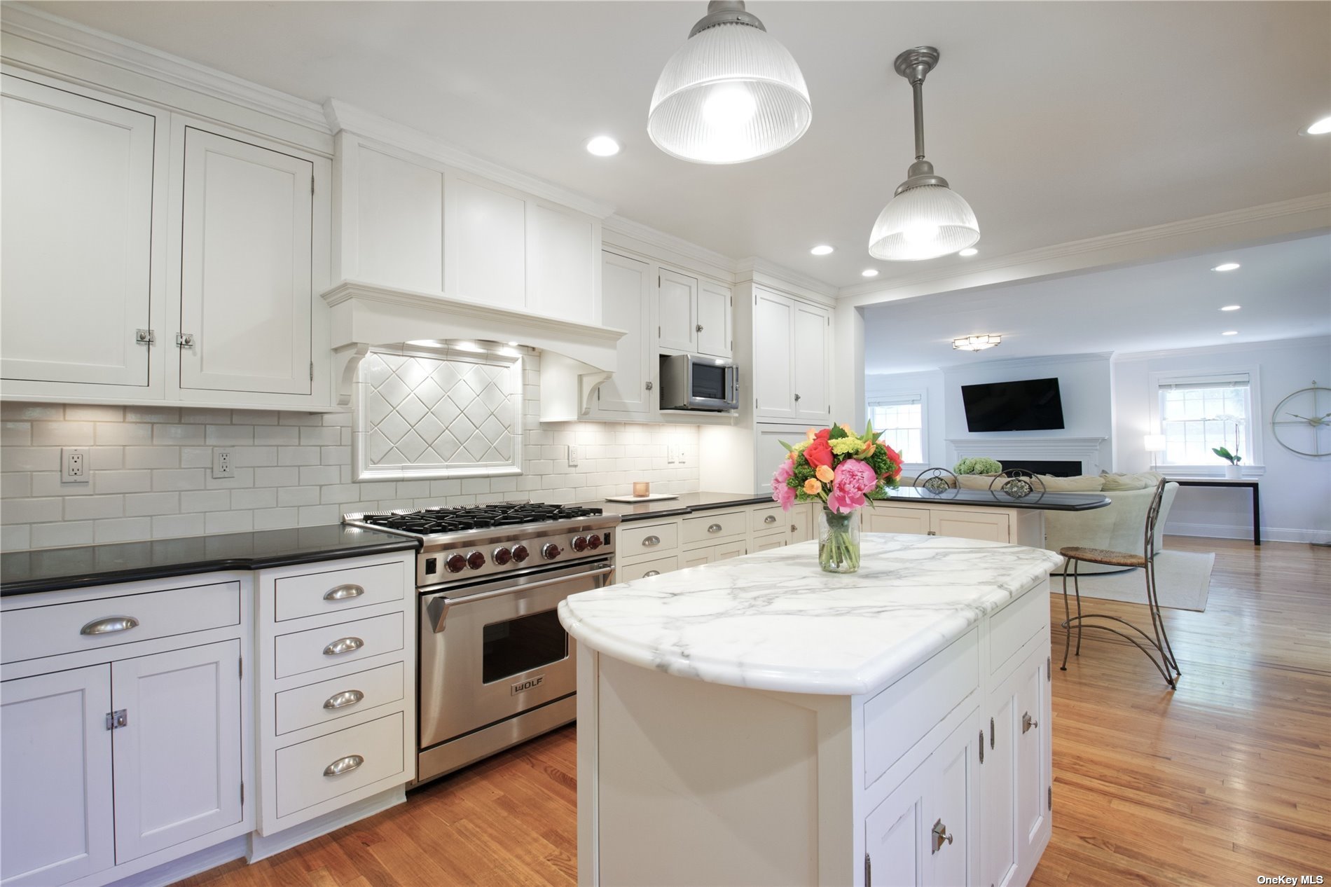 Photo 8 of 21 of 75 Manhasset Woods Road house