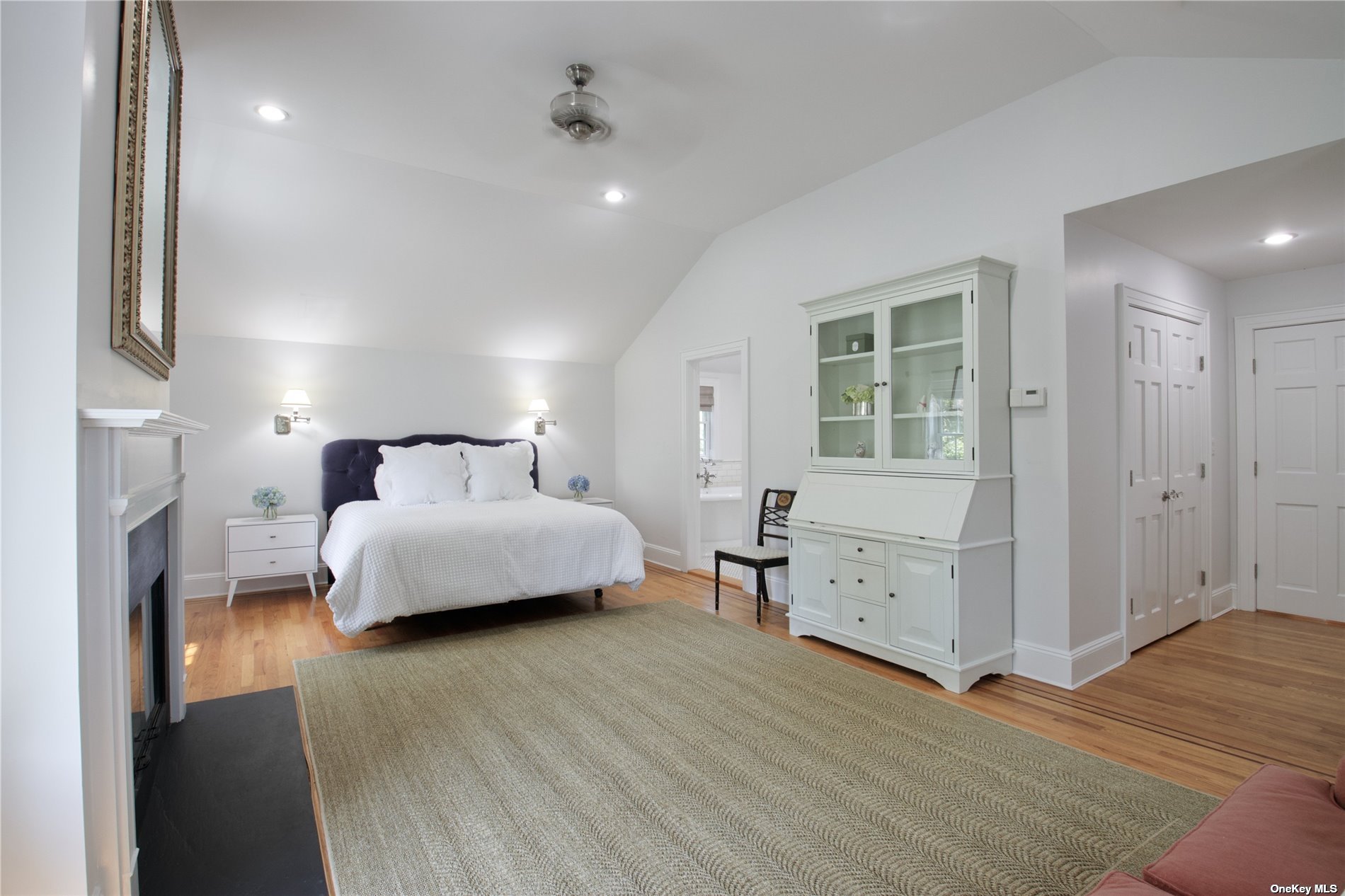 Photo 14 of 21 of 75 Manhasset Woods Road house
