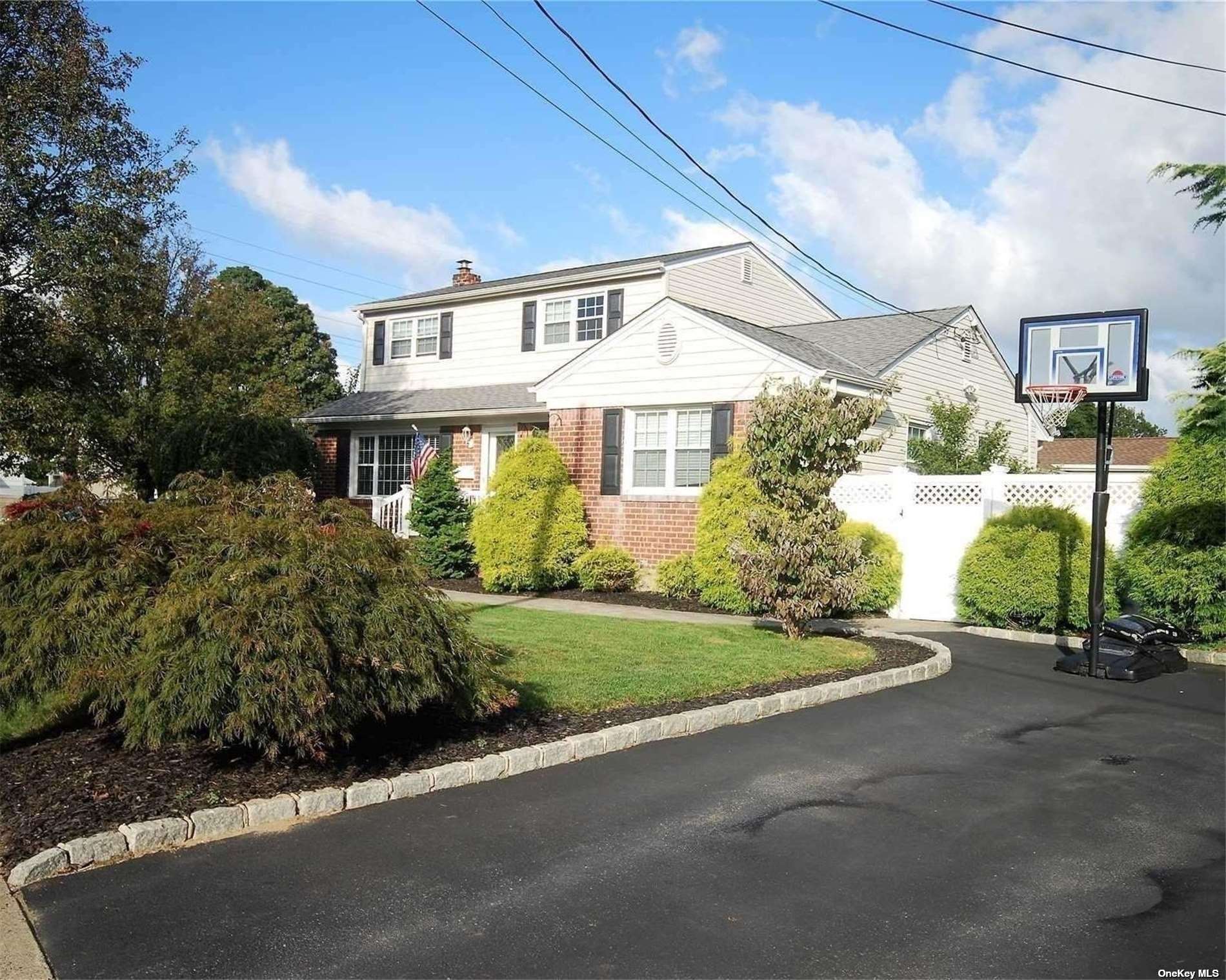 61 N Martin Road, Bethpage, New York image 3