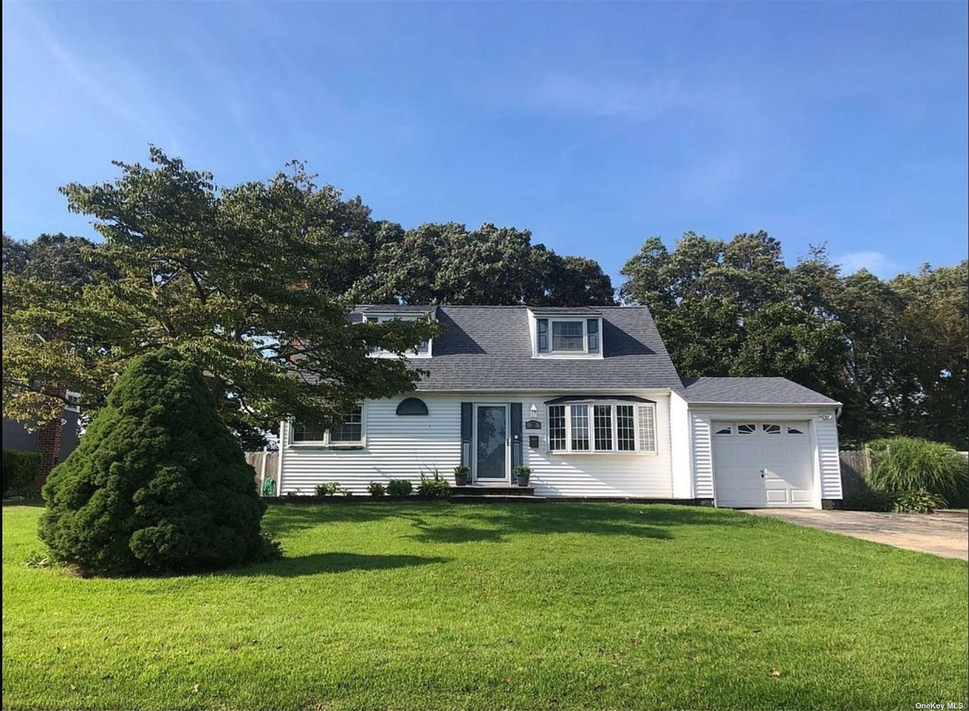 Property for Sale at 31 Astor Court, Commack, Hamptons, NY - Bedrooms: 4 
Bathrooms: 1  - $569,000