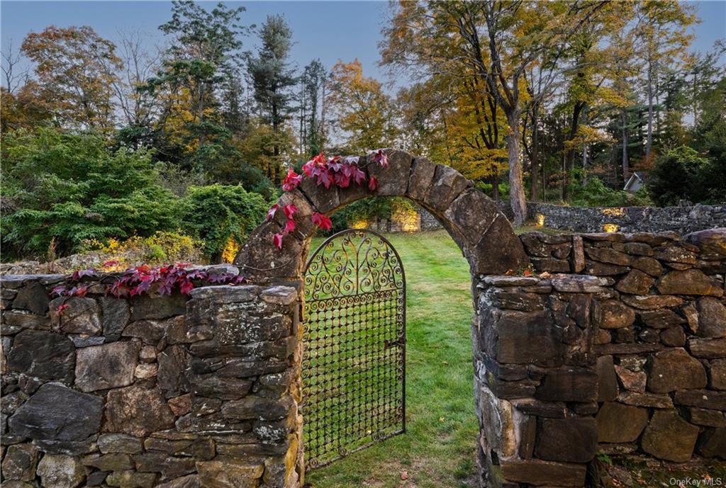 New Castle, New York 10514, United States, 5 Bedrooms Bedrooms, ,4 BathroomsBathrooms,Residential,Pending,90298