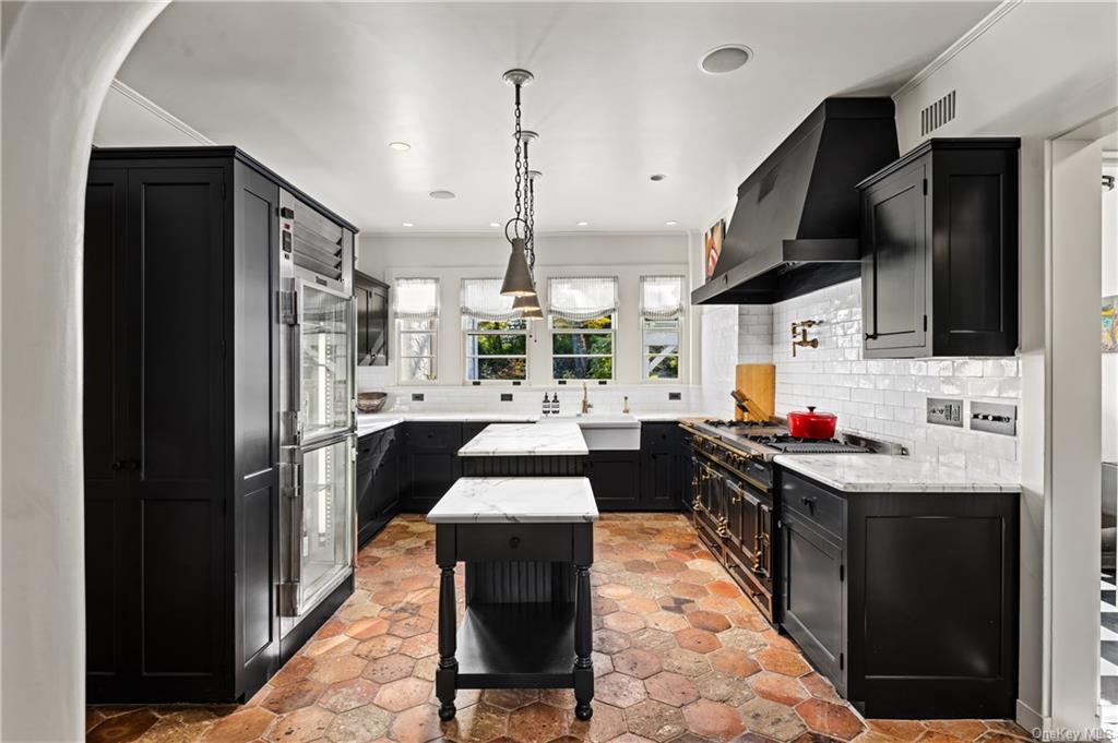 New Castle, New York 10514, United States, 5 Bedrooms Bedrooms, ,4 BathroomsBathrooms,Residential,Pending,90298