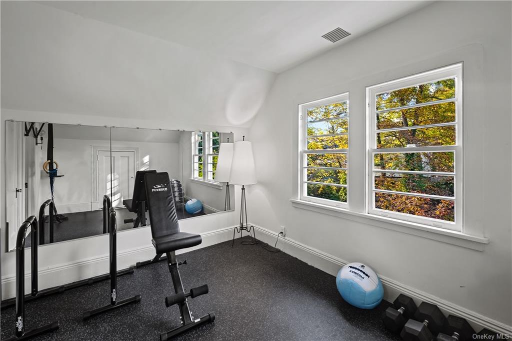 New Castle, New York 10514, United States, 5 Bedrooms Bedrooms, ,4 BathroomsBathrooms,Residential,Pending,90298