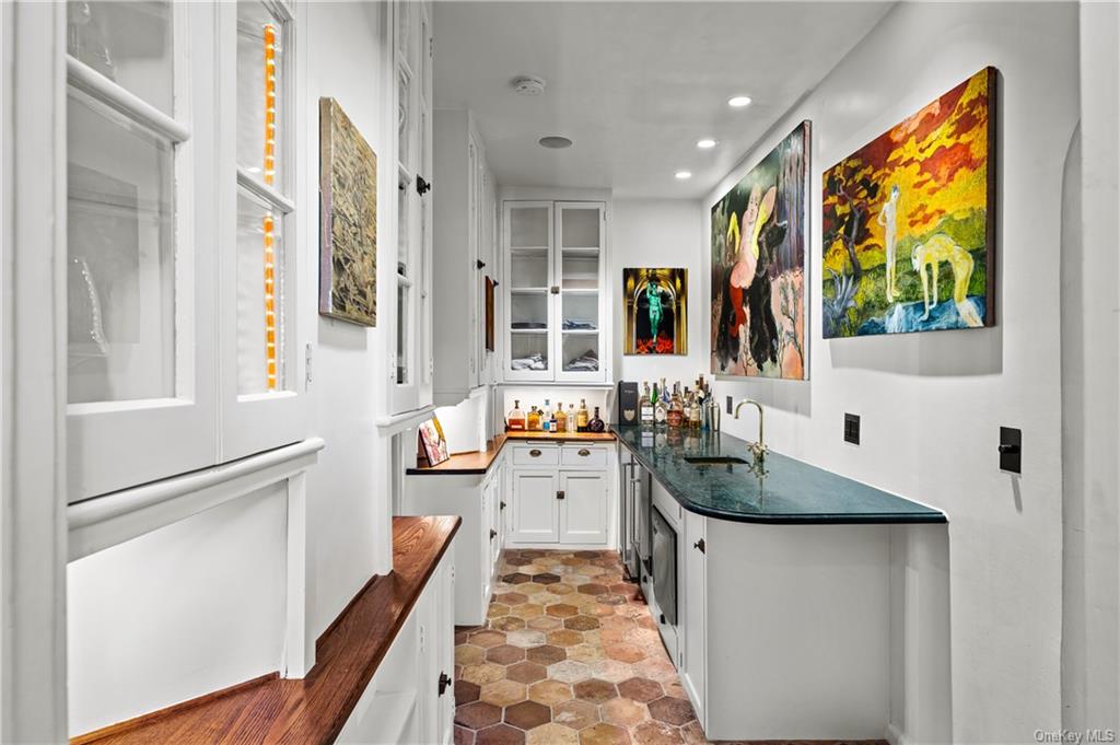 New Castle, New York 10514, United States, 5 Bedrooms Bedrooms, ,4 BathroomsBathrooms,Residential,Pending,90298