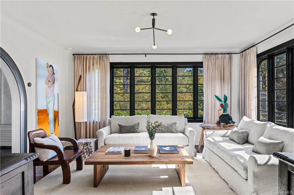 New Castle, New York 10514, United States, 5 Bedrooms Bedrooms, ,4 BathroomsBathrooms,Residential,Pending,90298