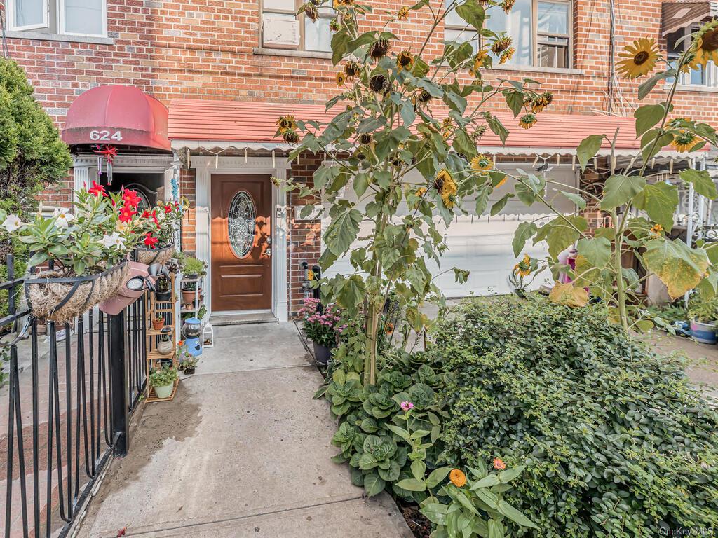 622 Rosedale Avenue, Bronx, New York - 6 Bedrooms  
2 Bathrooms - 