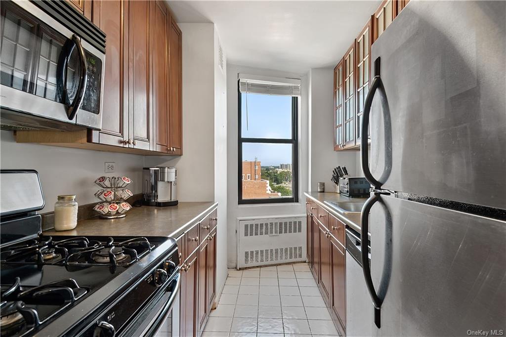Property for Sale at 3121 Middletown Road 11D, Bronx, New York - Bedrooms: 1 
Bathrooms: 1 
Rooms: 4  - $145,000
