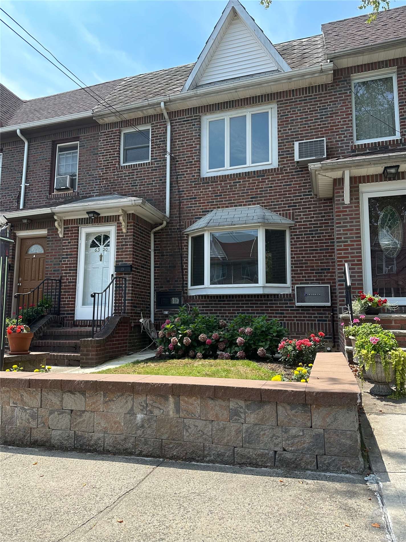 Property for Sale at 6320 83rd Street, Middle Village, Queens, NY - Bedrooms: 4 
Bathrooms: 2 
Rooms: 7  - $989,777