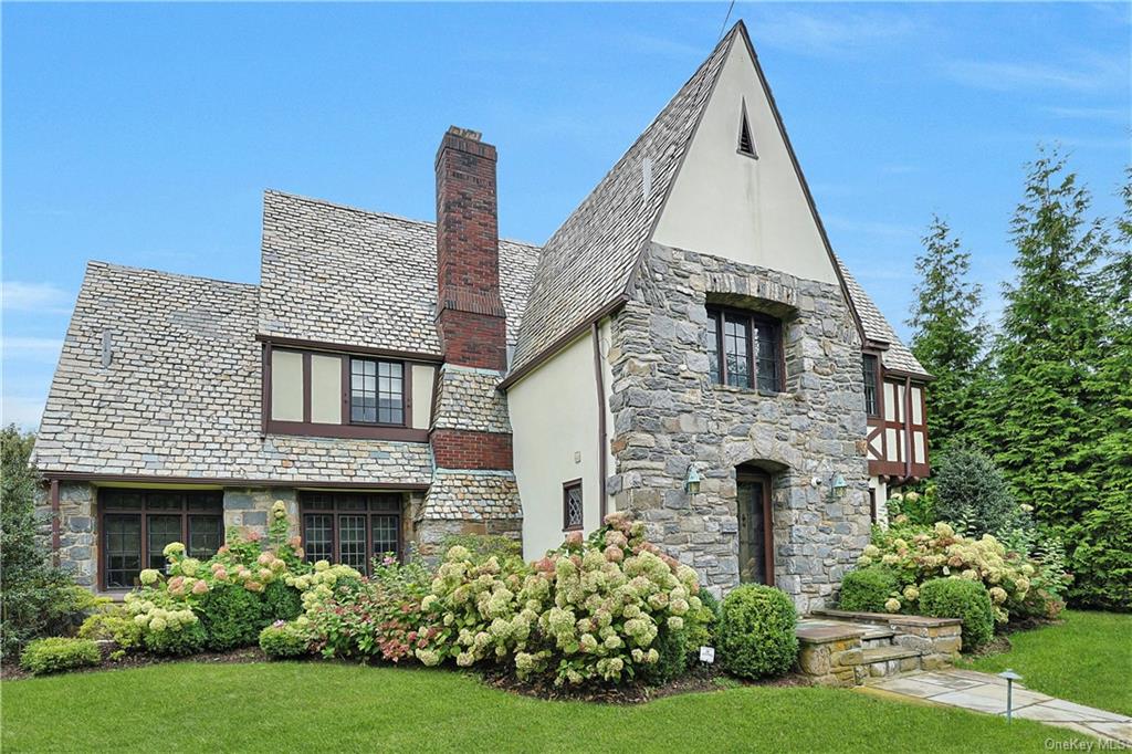 20 Tintern Lane, Scarsdale, New York - 5 Bedrooms  
5 Bathrooms  
10 Rooms - 