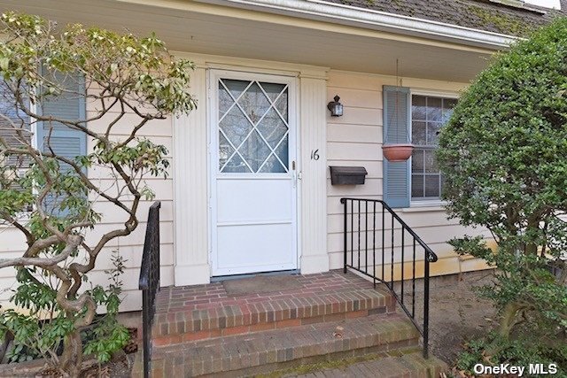 Photo 3 of 24 of 16 Woodbine Avenue house