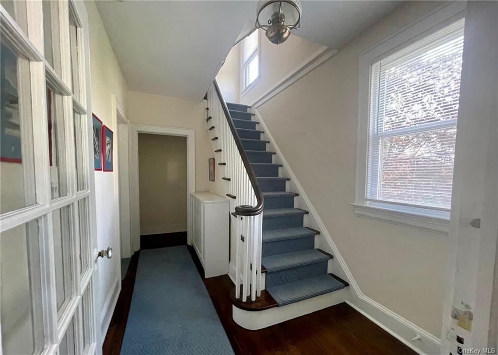 Rental Property at 216 Maple Avenue 2nd Fl, Mamaroneck, New York - Bedrooms: 2 
Bathrooms: 1 
Rooms: 6  - $3,600 MO.