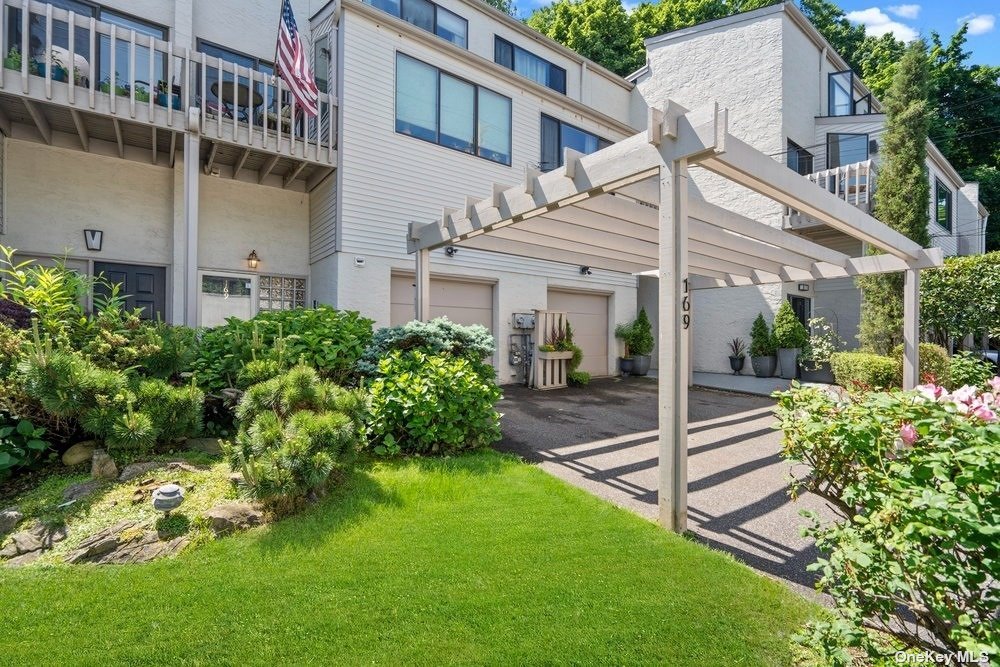 View Glen Cove, NY 11542 townhome