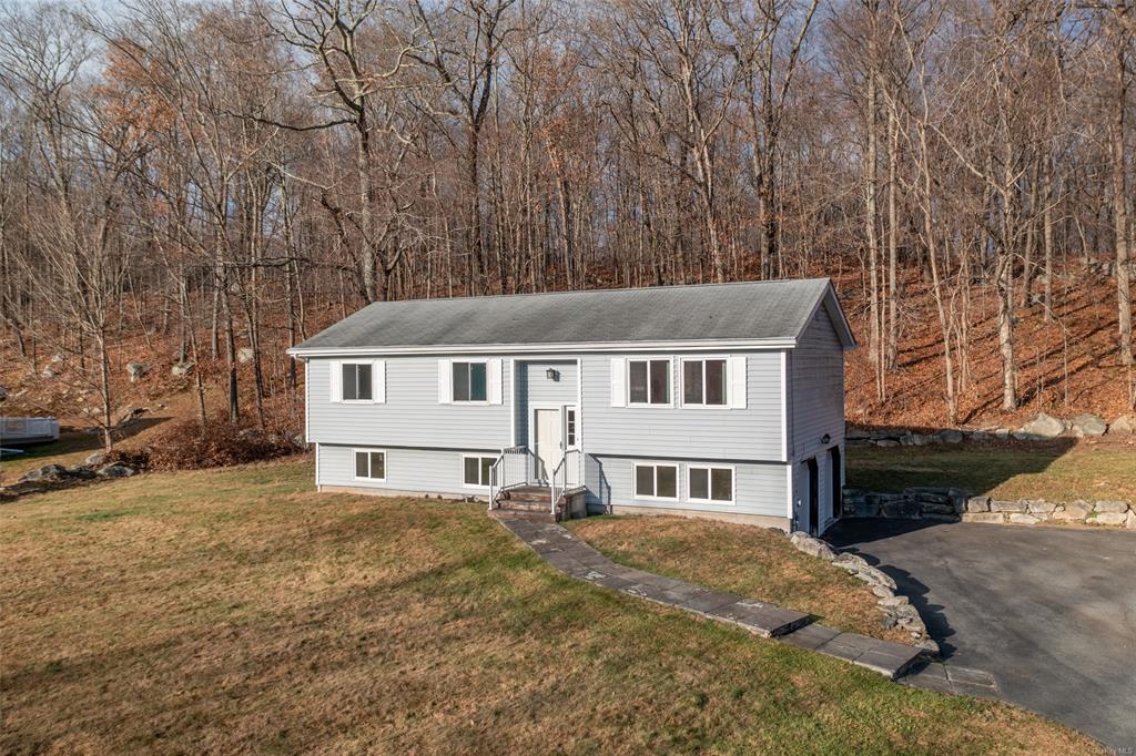 2 Candlewood Court, Stormville, New York - 3 Bedrooms  
2 Bathrooms  
9 Rooms - 