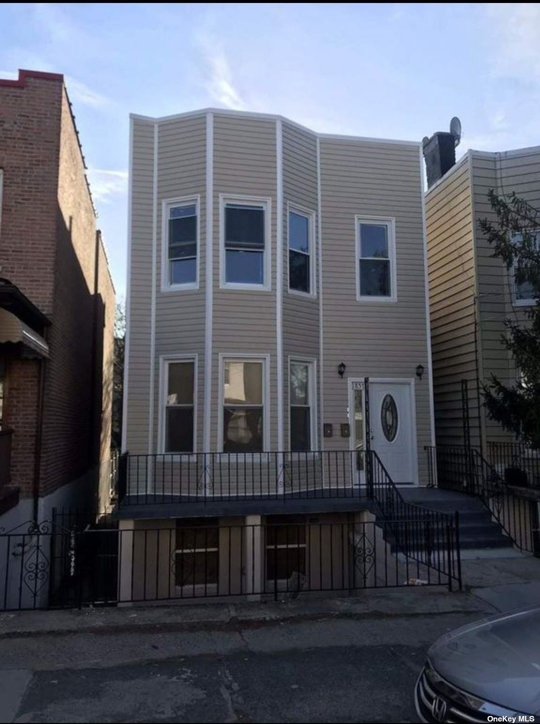 Property for Sale at 1857 Holland Avenue, Bronx, New York - Bedrooms: 6 
Bathrooms: 5 
Rooms: 13  - $915,000