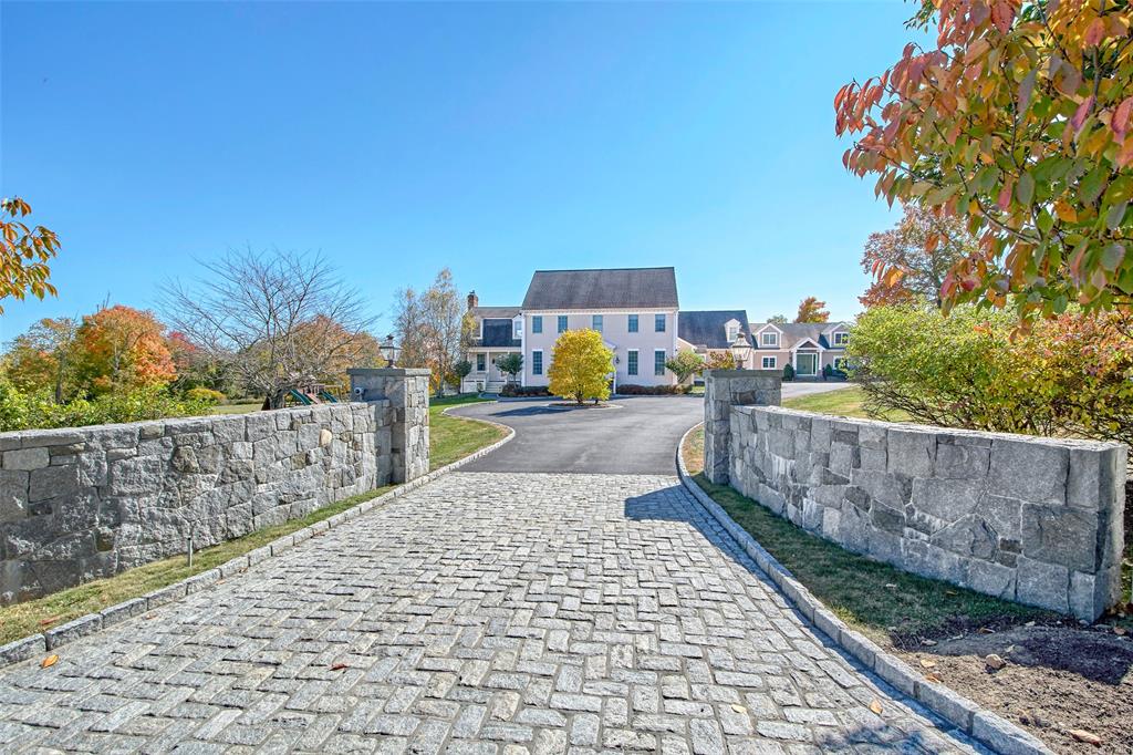 7 Linda Lane, Katonah, New York - 4 Bedrooms  
5.5 Bathrooms  
12 Rooms - 