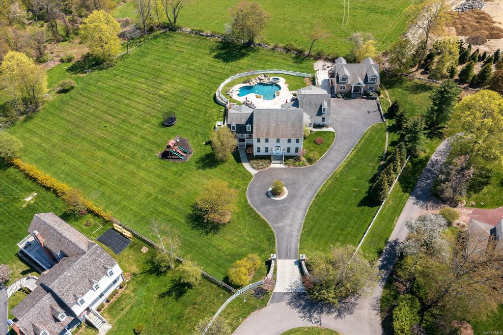 7 Linda Lane, Katonah, New York - 4 Bedrooms  
5.5 Bathrooms  
12 Rooms - 