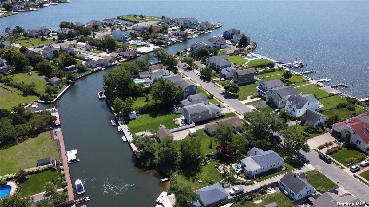 17 Pirates Cove, Amityville, New York image 34