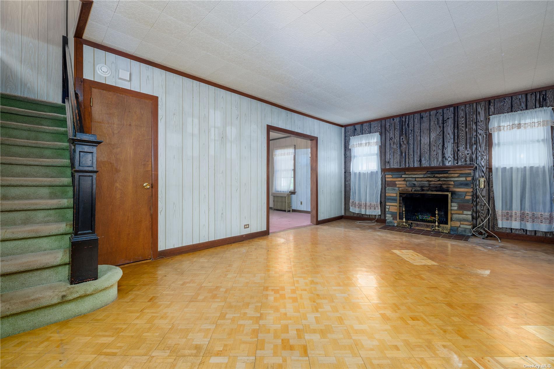 Photo 4 of 20 of 208-15 100th Avenue house
