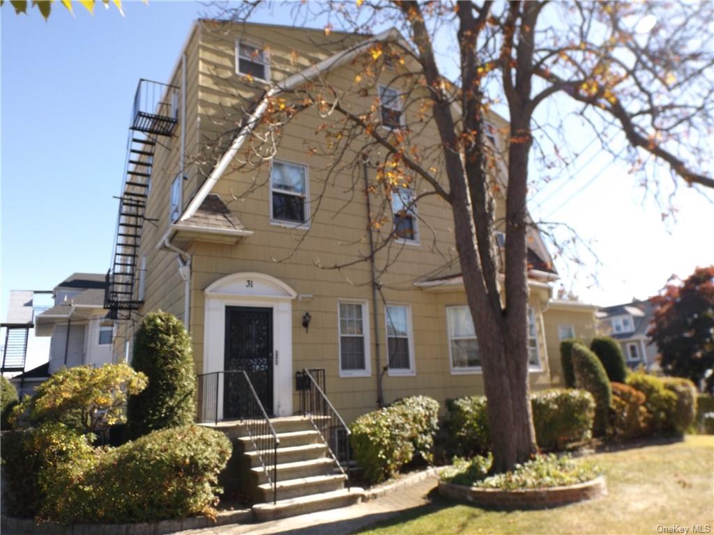 Rental Property at 31 Edgewood Park  1, New Rochelle, New York - Bedrooms: 3 
Bathrooms: 2 
Rooms: 9  - $3,950 MO.