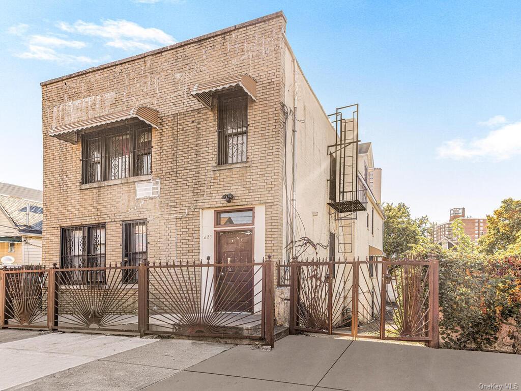 Property for Sale at 826 E 214th Street, Bronx, New York - Bedrooms: 6 
Bathrooms: 4  - $999,000