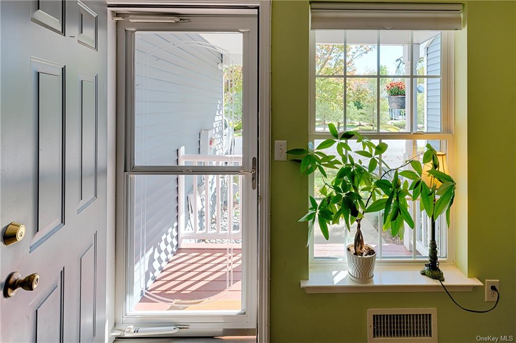 Hyde Park, New York 12538, United States, 3 Bedrooms Bedrooms, ,3 BathroomsBathrooms,Residential,Pending,39141