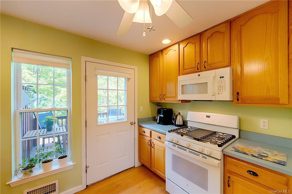 Hyde Park, New York 12538, United States, 3 Bedrooms Bedrooms, ,3 BathroomsBathrooms,Residential,Pending,39141