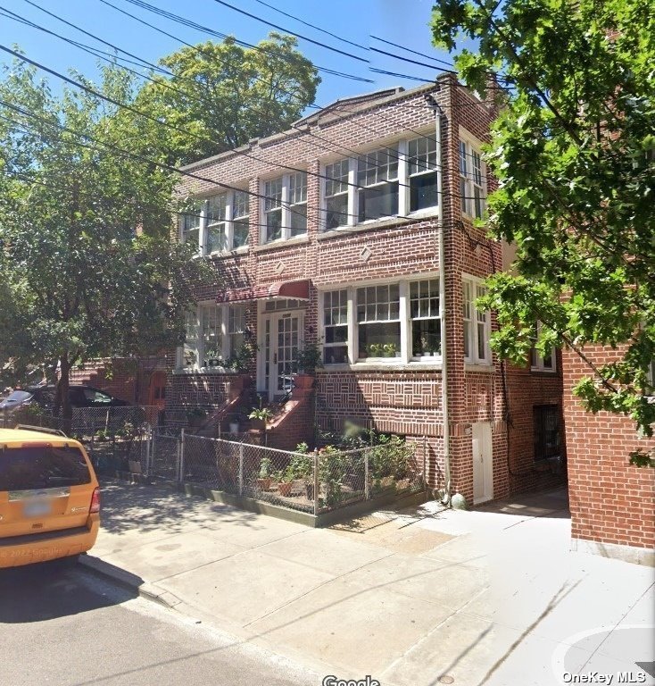 392628 65th Street, Woodside, Queens, NY - 8 Bedrooms  
3 Bathrooms  
17 Rooms - 