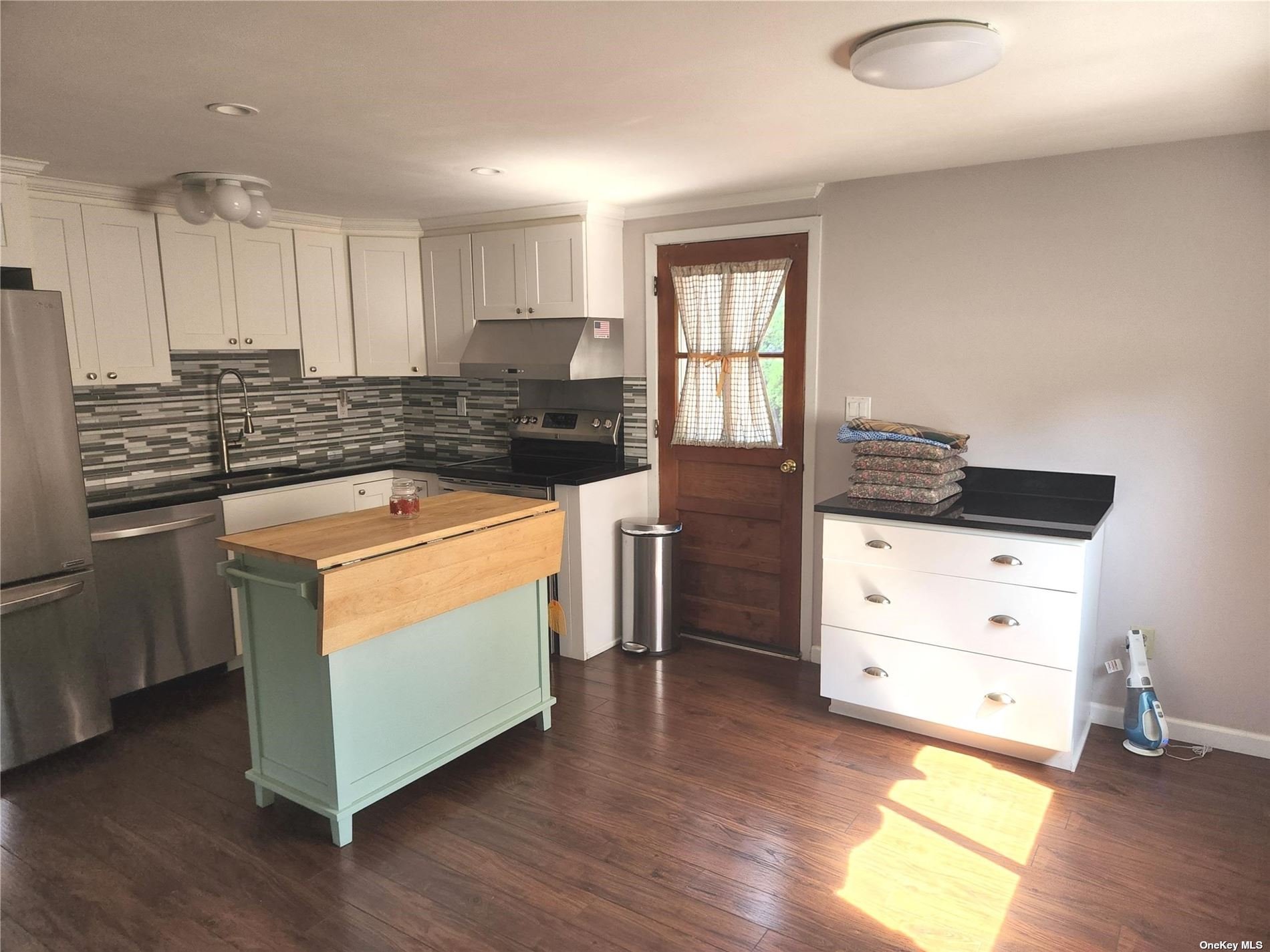 Photo 13 of 18 of 627 Peconic Avenue house