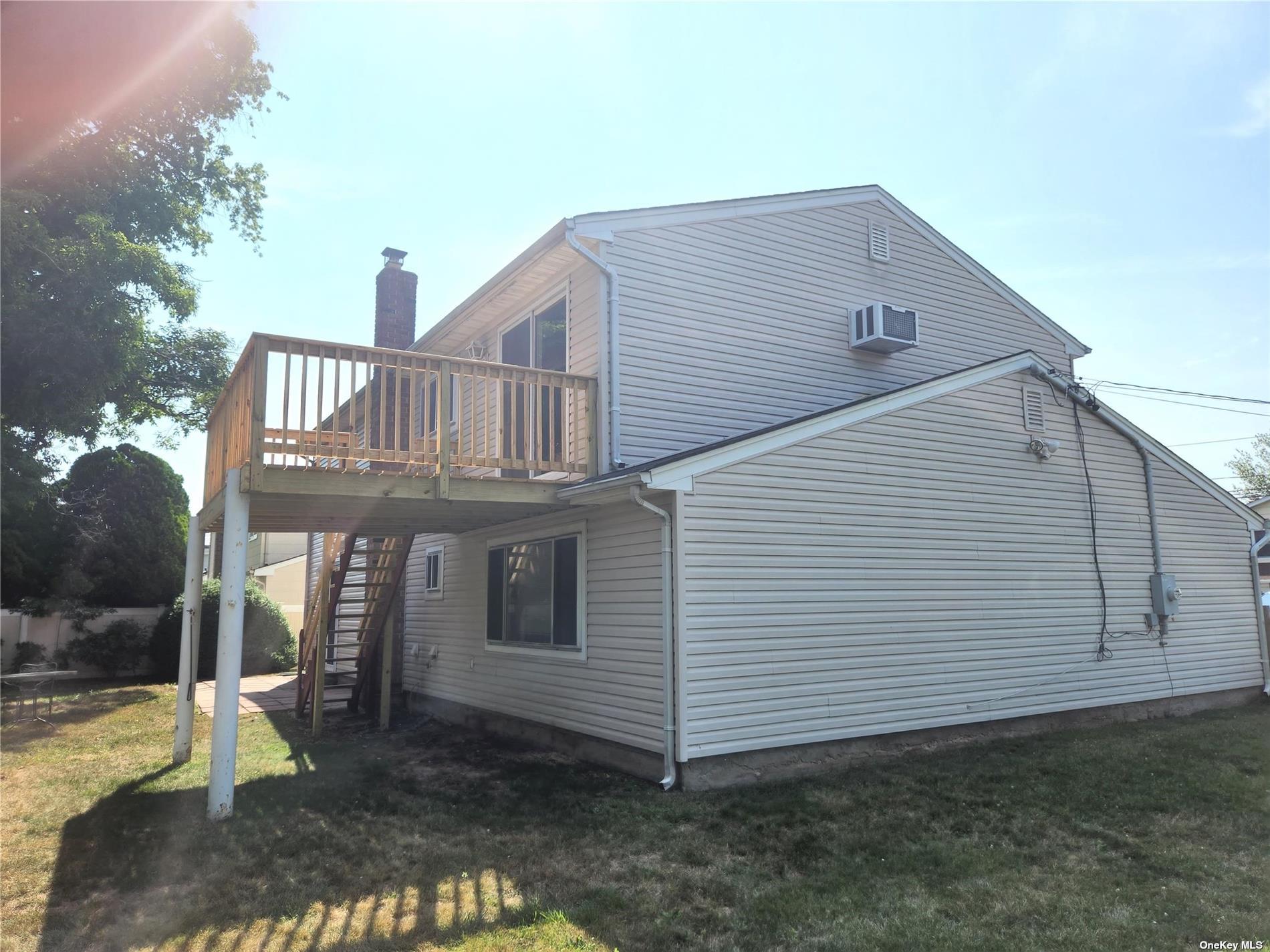 Photo 3 of 18 of 627 Peconic Avenue house
