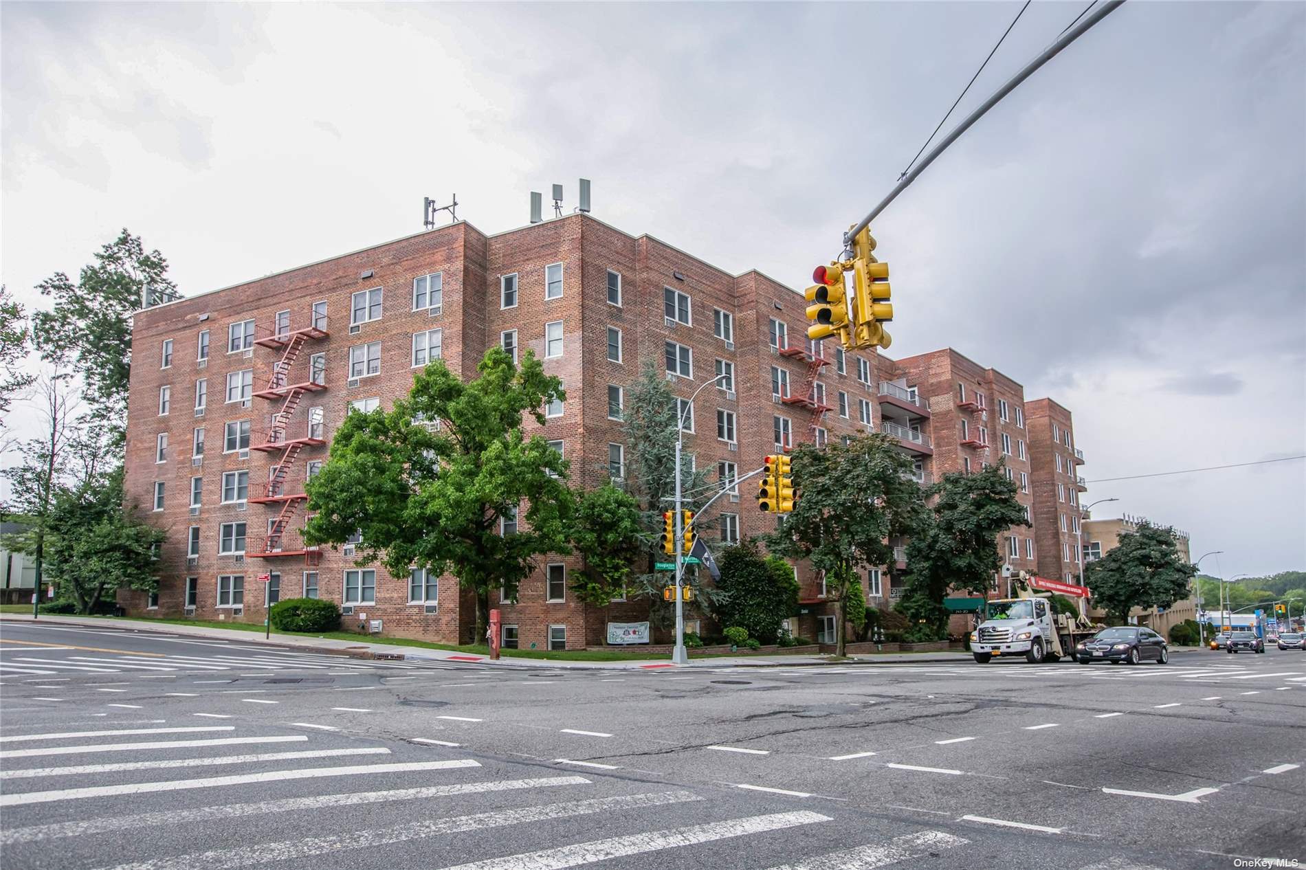 241-20 Northern Boulevard #5E, Douglaston, New York image 3