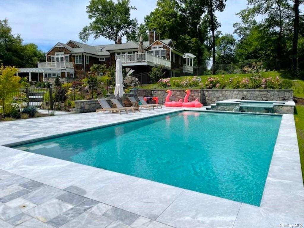 10 Long Pond Road, Armonk, New York - 4 Bedrooms  
5 Bathrooms  
11 Rooms - 