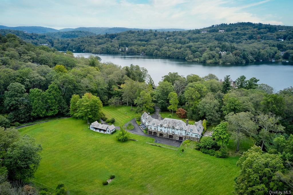 122 Turtle Point Road, Tuxedo Park, New York - 5 Bedrooms  
7.5 Bathrooms  
12 Rooms - 