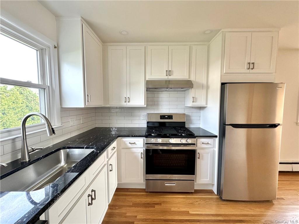 Rental Property at 194 Park Avenue 2nd Fl, Harrison, New York - Bedrooms: 3 
Bathrooms: 1 
Rooms: 6  - $3,900 MO.