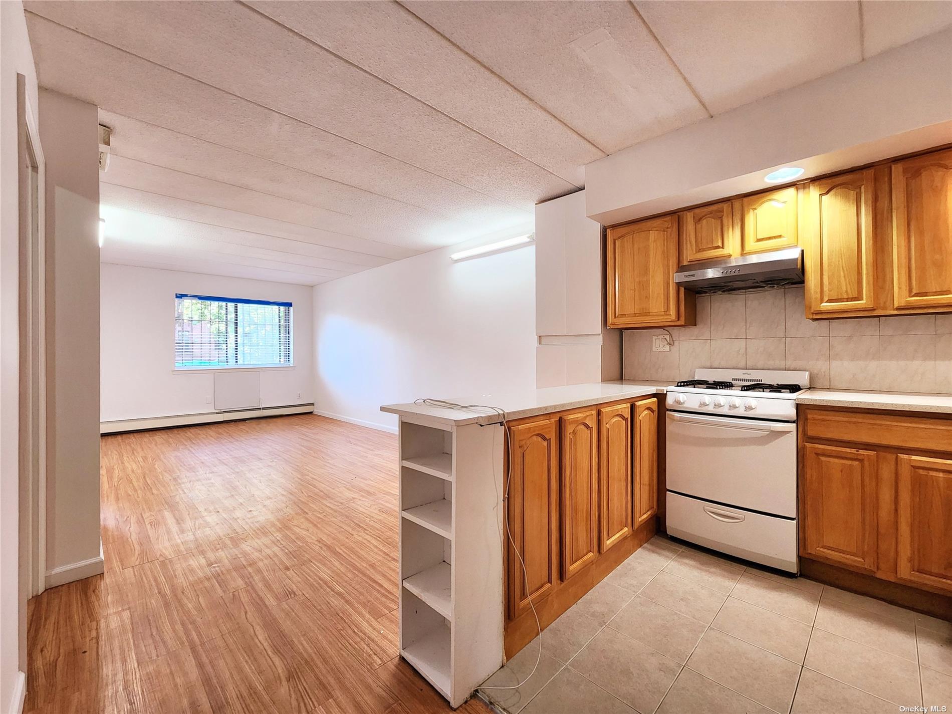 Rental Property at 14911 Barclay Avenue 1st Fl, Flushing, Queens, NY - Bedrooms: 2 
Bathrooms: 1 
Rooms: 5  - $2,100 MO.