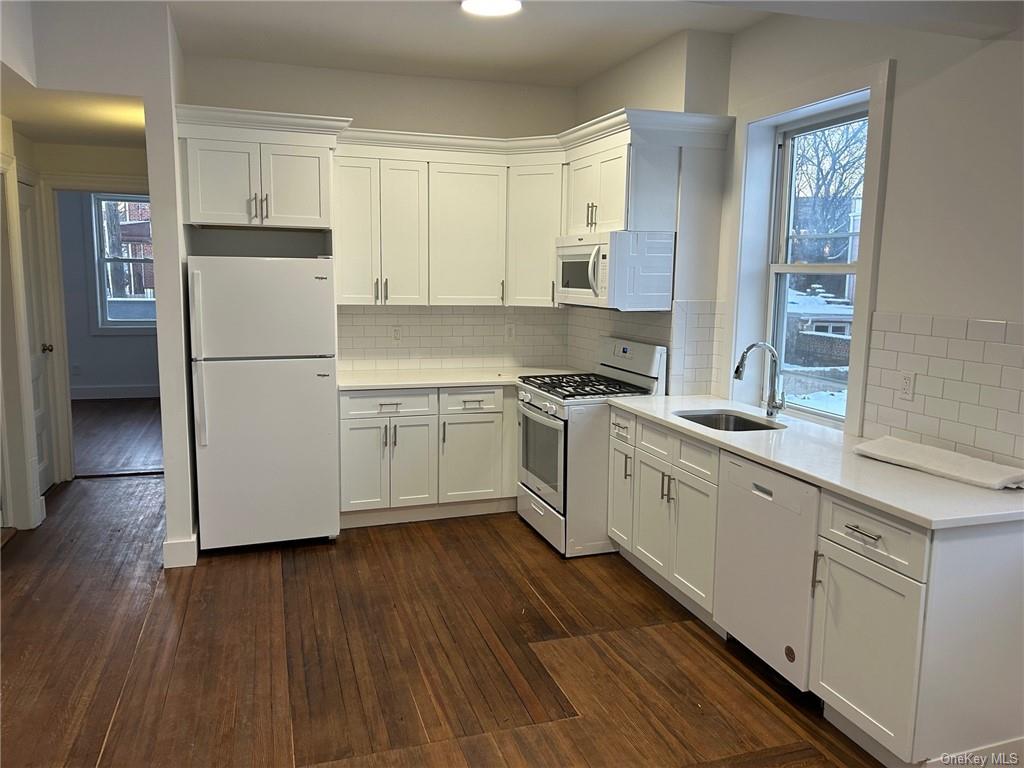 Rental Property at 2518 Hollers Avenue, Bronx, New York - Bedrooms: 3 
Bathrooms: 1 
Rooms: 3  - $3,500 MO.