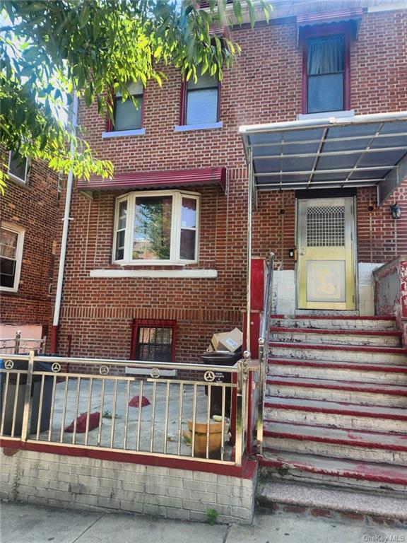 3585 Fish Avenue, Bronx, New York - 6 Bedrooms  
2 Bathrooms - 