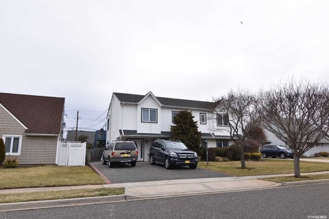 Homes For Sale - 86 Weaving Lane<br/> Wantagh, NY 11793