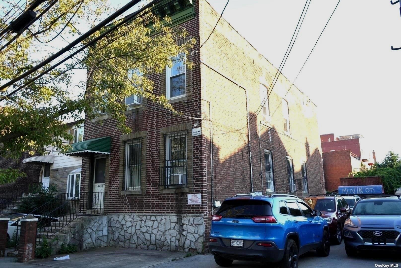 Seabury Street, Elmhurst, Queens, NY - 6 Bedrooms  
5 Bathrooms  
14 Rooms - 