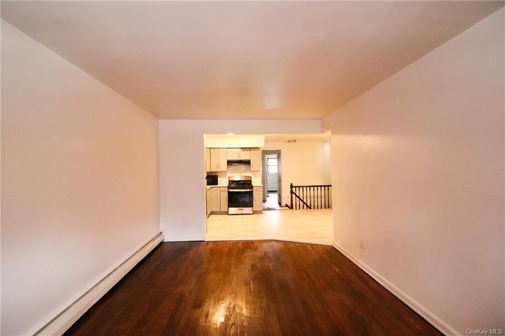 Rental Property at 3143 New England Thruway Trwy 3, Bronx, New York - Bedrooms: 3 
Bathrooms: 1 
Rooms: 5  - $3,200 MO.